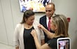 La senadora Lizarella Valiente (ANR) le coloca el pin del partido Colorado en la solapa a su colega Zenaida Delgado (ex Cruzada Nacional), bajo la mira del senador Basilio "Bachi" Núñez.