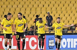 El paraguayo Héctor Villalba (d), futbolista de Barcelona, celebra un gol en el partido frente a Boca Juniors por la fecha 5 de la Copa Libertadores 2026 en el estadio Monumental, en Guayaquil, Ecuador.