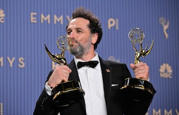 El actor Matthew Rhys posa con los premios Emmy que ganó por la serie 'Widow's Bay' y la miniserie 'The Beast in Me'.