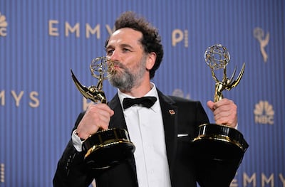 El actor Matthew Rhys posa con los premios Emmy que ganó por la serie 'Widow's Bay' y la miniserie 'The Beast in Me'.