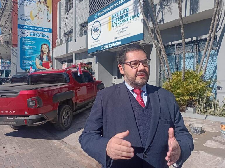 El abogado Richard Rojas, frente al local del  ISICS en Fernando de la Mora, denuncia presuntos títulos falsos de docentes.