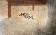 Un turista de Países Bajos ha garabateado su firma en rotulador indeleble en una pared con frescos de una casa de época romana en el parque arqueológico de la antigua ciudad de Herculano, en Italia, sepultada por el Vesubio junto a Pompeya el año 79 d.C.