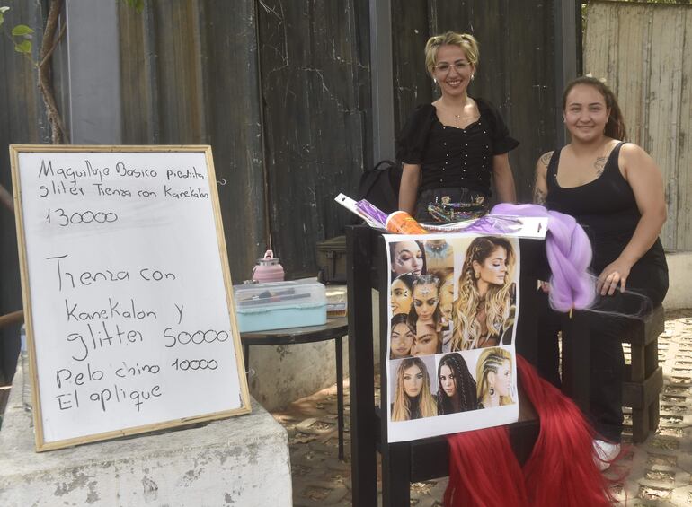 Varios puestos ofrecen a los fans la posibilidad de peinarse o maquillarse para ingresar al show.