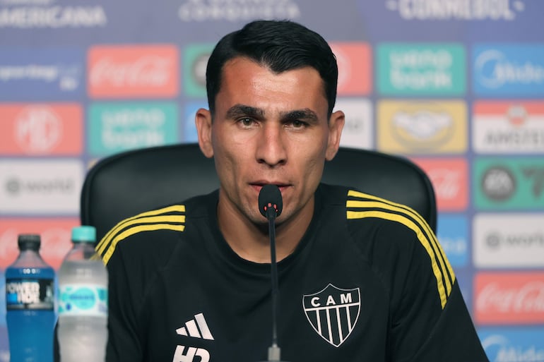 El jugador de Atlético Mineiro, Junior Alonso, habla durante una rueda de prensa este viernes, en el estadio Defensores del Chaco en Asunción (Paraguay), previo a la final de la Copa Sudamericana ante Lanús de Argentina.