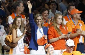 La reina Máxima de los Paises Bajos saluda desde las gradas junto a sus hijas la princesa Amalia y la princesa Ariane, y su esposo el rey Guillermo en los Juegos Olímpicos París 2024.