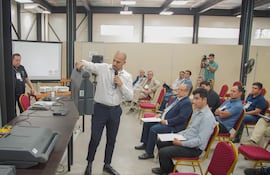 Auditoría a máquinas de votación en la sede del TSJE con técnicos de partidos políticos. El proceso se realizó en febrero. (Gentileza)