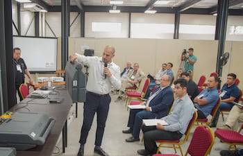 Auditoría a máquinas de votación en la sede del TSJE con técnicos de partidos políticos. El proceso se realizó en febrero. (Gentileza)