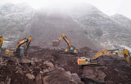 Los rescatistas buscan a personas desaparecidas en el lugar de un deslizamiento de tierra en Zhaotong, en la provincia de Yunnan, suroeste de China, el 24 de enero de 2024.