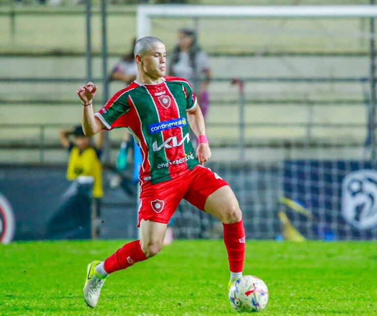Duván Zárate, volante ofensivo del Atlético Tembetary, de 18 años, formado en el 24 de Setiembre de Valle Pucú, Areguá.