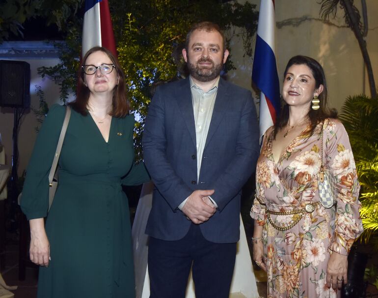 Danielle Dunne, embajadora de Reino Unido, Jack Lightley y Macarena Hermosilla.