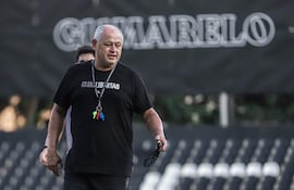 Francisco Javier Arce Rolón (54 años), entrenador de Libertad.