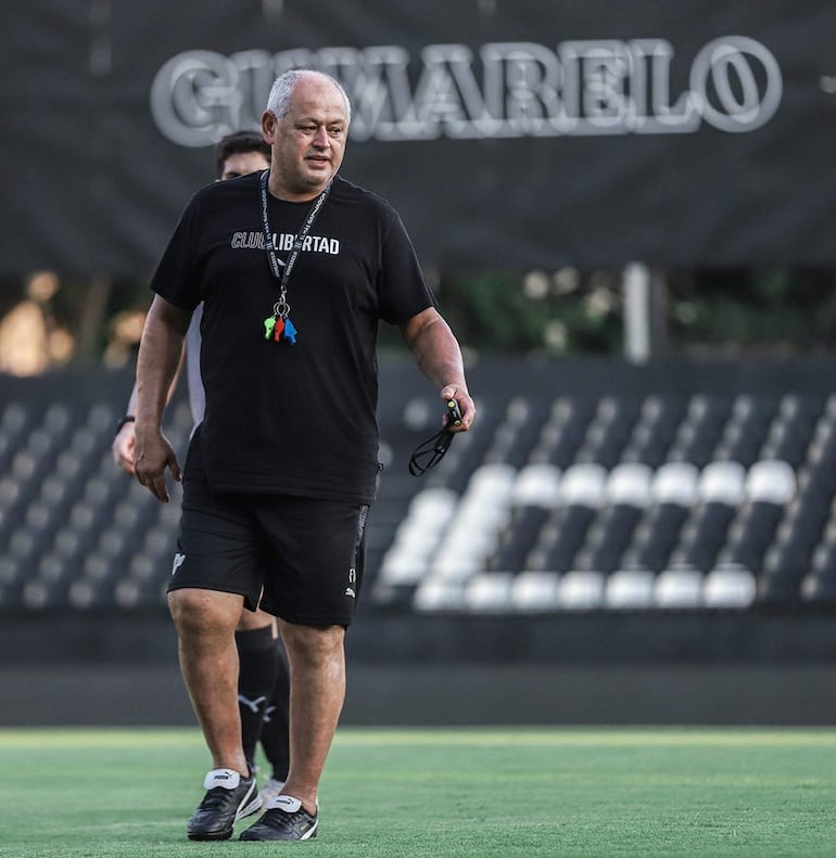 Francisco Javier Arce Rolón (54 años), entrenador de Libertad.