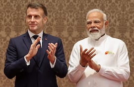 El presidente de Francia, Emmanuel Macron (i) y el primer ministro de la India, Narendra Modi (d).