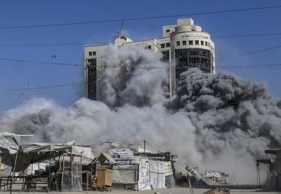 Un edificio residencial en la Ciudad de Gaza es atacado por Israel, ayer lunes.