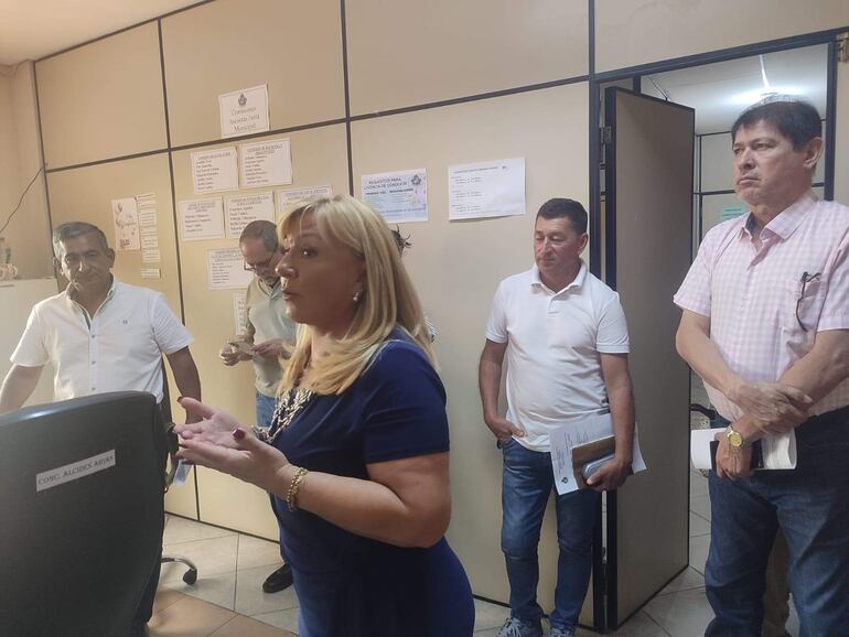 La presidenta dela Cámara de Comercio y Turismo de San Bernardino, Marilyn Caballero Scavone, se dirige a los presentes en la sala de la Junta Municipal tras el intento de realizar una sesión extraordinaria. 