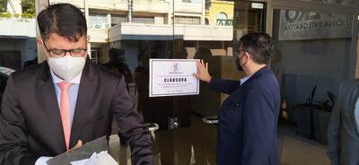 Las autoridades frente a la clínica La Veró al momento de su clausura.