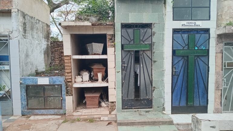 Restos óseos y ataúdes al descubierto: la escena en el Día de los Difuntos