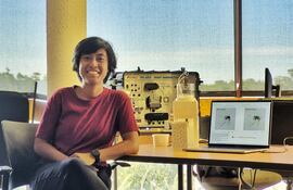 Fotografía cedida por la Universidad del Sur de Florida (USF) donde aparece la estudiante de doctorado en Ciencias Computacionales, Farhat Azam, posando en el laboratorio de la Universidad en Tampa (Estados Unidos).