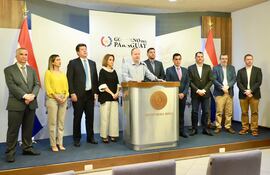 Conferencia de prensa del Equipo Económico del Poder Ejecutivo en Mburuvicharoga.