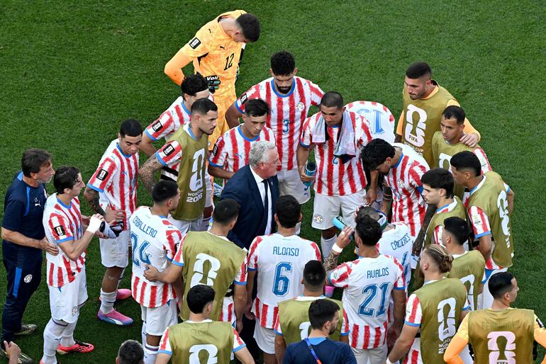 El director técnico argentino de Paraguay, Gustavo Alfaro, habla con sus jugadores durante la pausa de hidratación del segundo tiempo en el partido de fútbol de octavos de final de la Copa del Mundo 2026 entre Paraguay y Francia en el Philadelphia Stadium en Filadelfia.