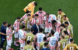 El seleccionador argentino de Paraguay, Gustavo Alfaro, habla con sus jugadores en la pausa de hidratación de la segunda parte durante el partido de fútbol de los octavos de final de la Copa Mundial 2026 entre Paraguay y Francia en el Philadelphia Stadium en Filadelfia.