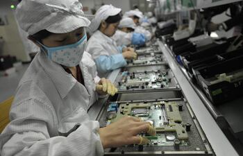 Trabajadores chinos en la fábrica de la tecnológica taiwanesa Foxconn, en la región china de Shenzhen.
