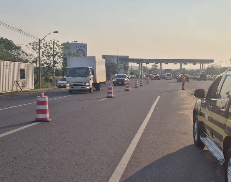 De a poco, los vehículos avanzan sobre la Ruta PY02.