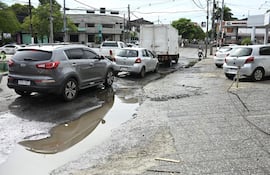 Peligrosos y profundos baches sobre la avenida Fernando de la Mora son un peligro para el tránsito en la entrada y salida de Asunción.