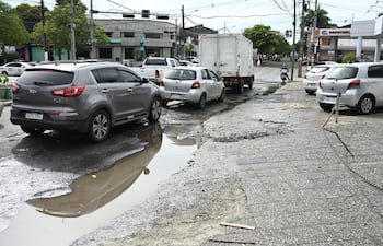 Peligrosos y profundos baches sobre la avenida Fernando de la Mora son un peligro para el tránsito en la entrada y salida de Asunción.