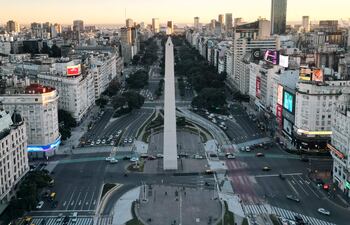 Fotografía que muestra la avenida 9 de julio y el obelisco en Buenos Aires (Argentina).