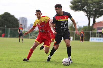El lateral Enzo Domínguez controla el esférico ante la marca del atacante Ángel Gómez. (Foto: APF)