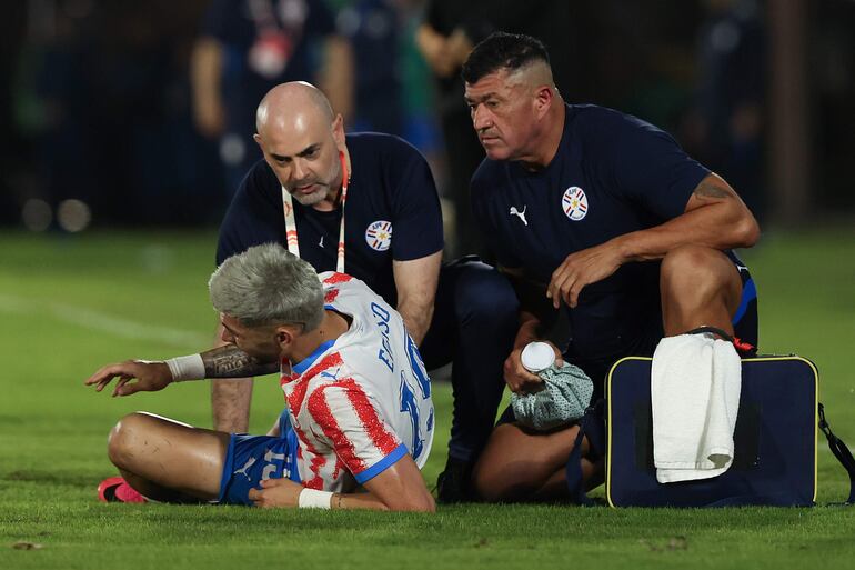 Julio Enciso (i) de Paraguay reacciona en el piso este viernes, en un partido amistoso entre Paraguay y Nicaragua previo a la Copa Mundial de Fútbol 2026 en el estadio Defensores del Chaco en Asunción.
