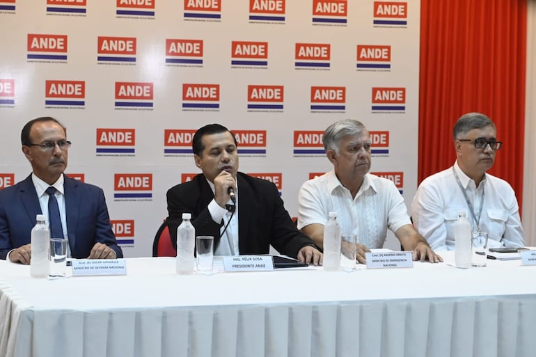El ministro de Defensa, Oscar Gonzáelez; el presidente de la ANDE,  Félix Sosa; el ministro de Emergencia Nacional, Arsenio Zárate y el gerente técnico de la ANDE, Miguel Báez.