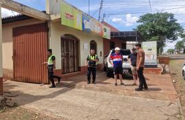 Agentes policiales inspeccionan el lugar del asalto en Pedro Juan.