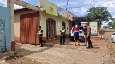 Agentes policiales inspeccionan el lugar del asalto en Pedro Juan.