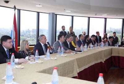 El contralor Camilo Benítez (3º de la izq.) detalla el informe a la mesa directiva del Senado.