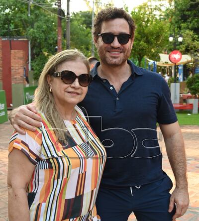 Édgar Ramírez junto a su madre Soday Arellano de paseo por la peatonal de San Bernardino.