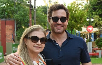 Édgar Ramírez junto a su madre Soday Arellano de paseo por la peatonal de San Bernardino.