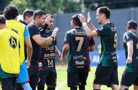 Festejo de uno de los goles del Fulgencio Yegros de Ñemby, que avanzó a la segunda ronda de la Copa Paraguay con su victoria lograda en Areguá frente al Capitán Figari por 2-1.