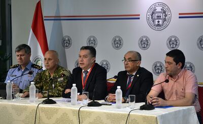 El Embajador Fernando Acosta, Coordinador Ejecutivo del Traspaso de Mando Presidencial (c), el representante del Comando de Seguridad Tte. Coronel Luis Vega (i), el Comisario General Director, Carlos Benítez, Director General de Prevención y Seguridad (2-i), el director de prensa, Elvio Venegas (2-d) y el Director de la Policia de Transito de Asunciòn, Juan Villaba (d), participan en una conferencia hoy, en Asunción (Paraguay). Al menos seis mandatarios y 90 delegaciones extranjeras se prevé que asistan, el próximo 15 de agosto, a la ceremonia de juramentación del economista y exministro Santiago Peña como nuevo presidente de Paraguay, informó ayer la comisión coordinadora de las actividades de transmisión de mando. EFE/Daniel Piris