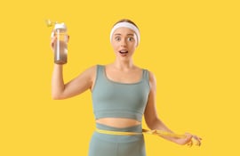 Mujer bebe agua con chía.