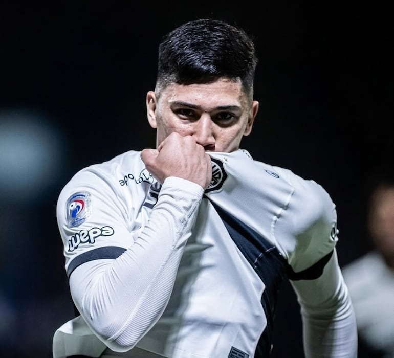 Tiago Caballero, en el festejo de su gol marcado con la camiseta franjeada del Olimpia.