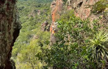 Uno de los miradores del Cerro Sarambi permite contemplar el maravilloso paisaje que lo rodea. Está a 50 km de PJC.
