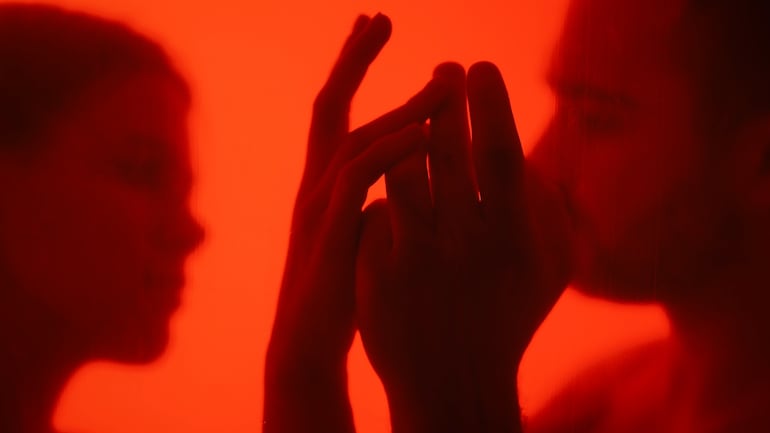 Pareja con luz cálida.