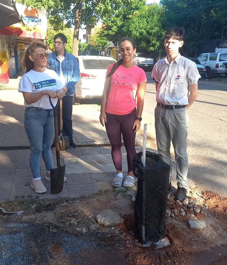 Vecinos y estudiantes de San Vicente iniciaron este lunes un plantatón, a 6 meses de la destrucción del Bosque San Vicente.