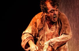 Héctor Silva en una escena de la obra "El loco de Cervantes", que presentará este viernes en Uruguay.