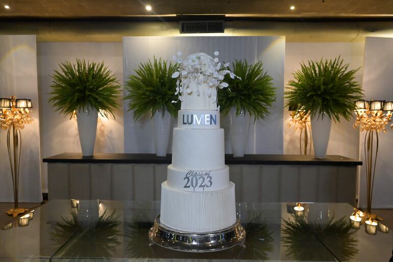  La torta de egresados fue preparada por La Oma. 