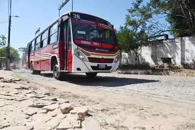 Línea 38 circulando el lunes pasado por Barrio Obrero en la calle 15 de agosto. En diez minutos, circularon cinco buses de la misma empresa por esta calle, ya que la línea tiene varios ramales.
