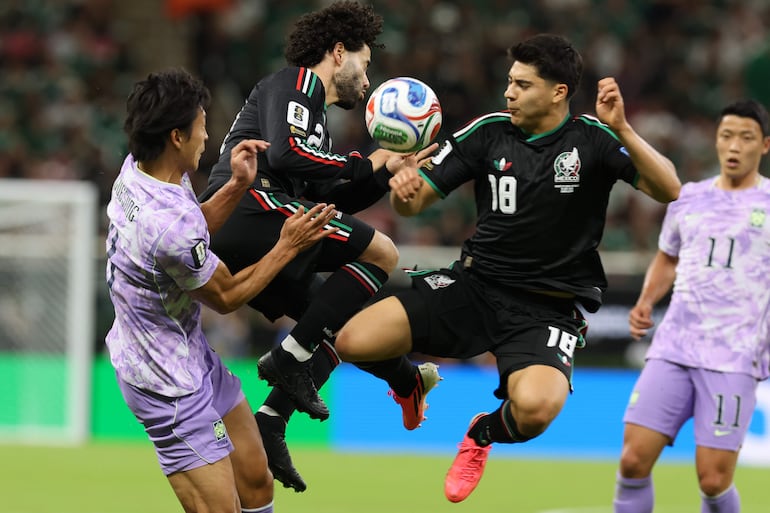 Obed Vargas (2d) de México disputa el balón con Cho Gue-sung (i) de Corea del Sur este jueves, en un partido del grupo A del Mundial de la FIFA 2026 entre México y Corea del Sur, en el estadio Akron en Guadalajara (México).