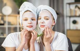 Dos adolescentes con mascarilla facial.